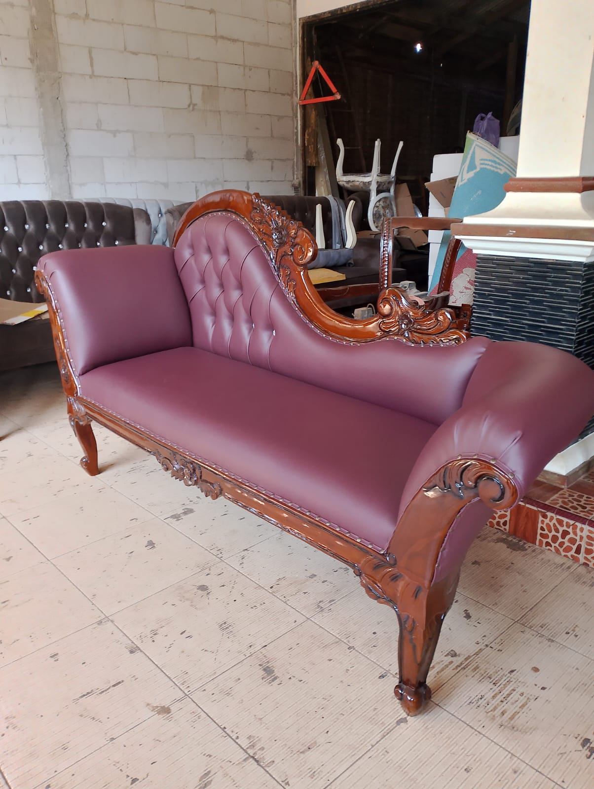Sofa tiga dudukan berbahan kain premium