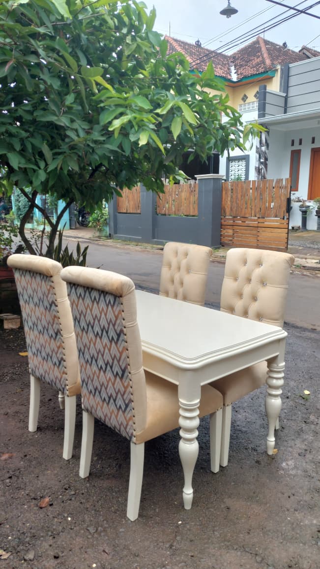 Pengrajin sedang mengukir kayu jati di bengkel